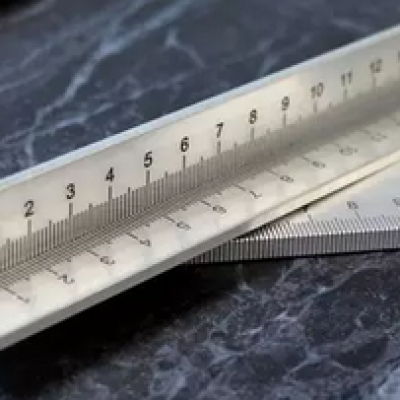 糖心VLOG现在观看打标机碰到刻度尺，让测量工具刻度尺更精细